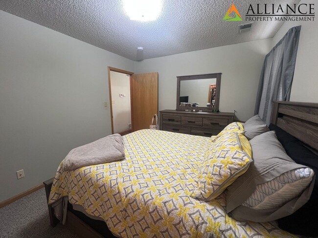 Building Photo - Nice Duplex on East Side!