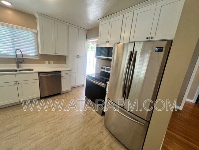 Building Photo - 871 Foothill Dr