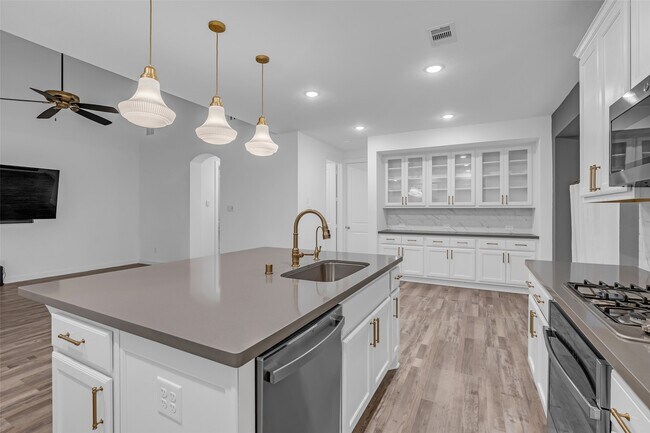 Building Photo - 7392 Mount Greylock Lp