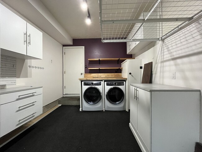 Building Photo - Stunning Lake Oswego Home with Outdoor Retreat, Vaulted Ceilings & Walk-In Closet