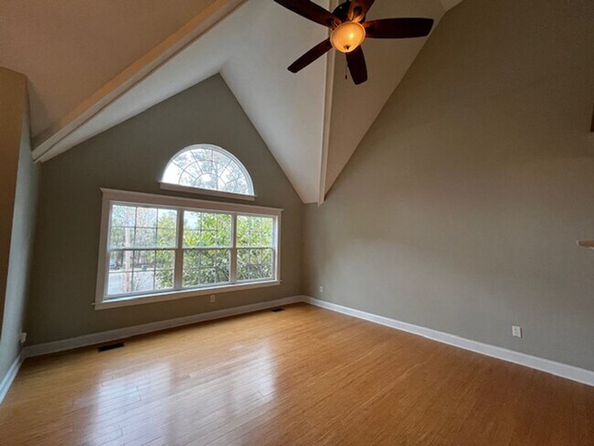 Building Photo - Beautiful 4 bedroom 2.5 bath home with lawncare, internet and security system included in rent