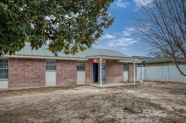 Building Photo - 718 Sage Dr