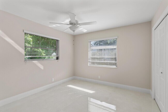 Building Photo - 301 SE 12th Ave