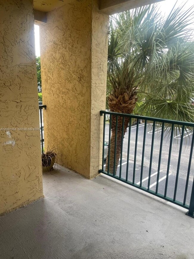Building Photo - 927 Riverside Dr