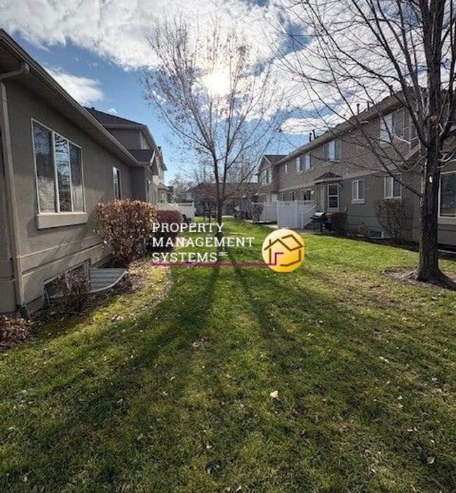 Building Photo - 3 Bedroom Townhome in Layton!