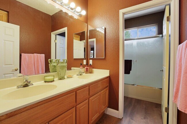 Building Photo - 549 Glenbriar Cir