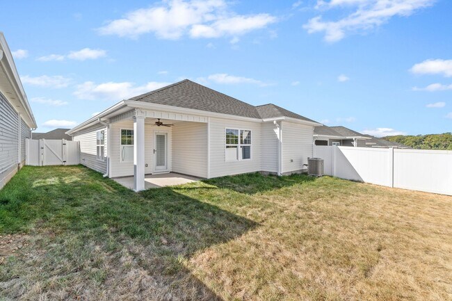 Building Photo - Fenced in Back Yard!!