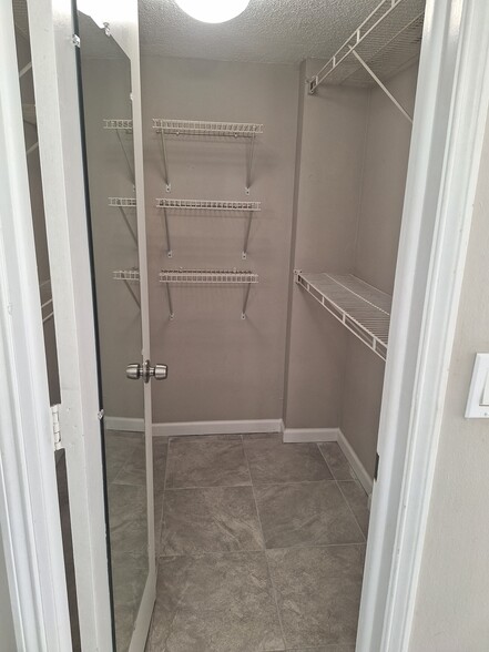 Building Photo - 9441 Live Oak Pl