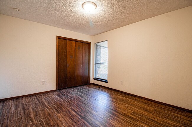Building Photo - 3 Bed 1.5 Bath in Carl Albert School District