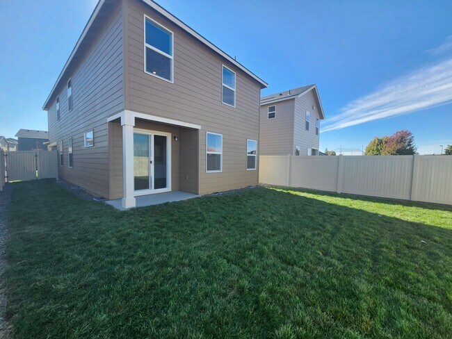 Building Photo - Brand New Construction! 4 bed/2.5 ba Townh...