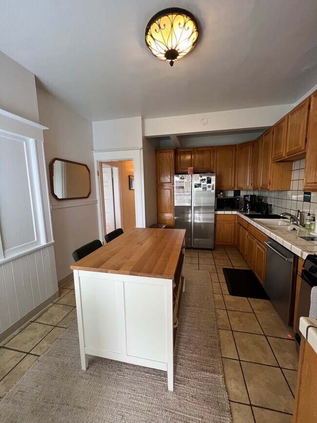 Building Photo - 649 5th Ave