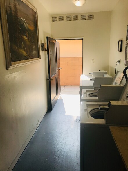 Building Photo - 317 E Hazel St