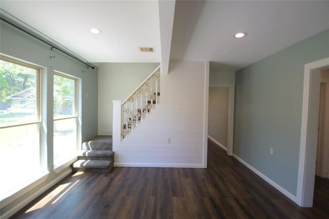 Building Photo - 5307 Pine Ave