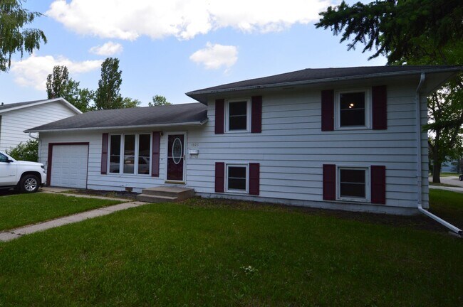 Primary Photo - *COMING SOON* Gorgeous 5 Bed 2 Bath Home f...