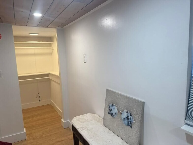 Building Photo - 605 NE 27th St