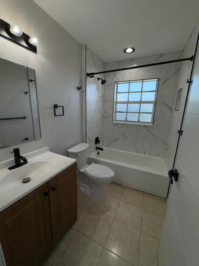 Building Photo - 618 NE 1st St