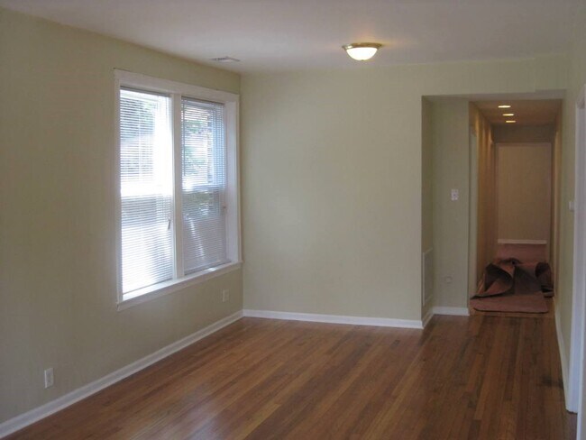 Building Photo - 3638 W Diversey Ave