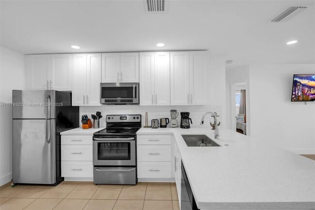 Building Photo - 2 bedroom in Dania Beach FL 33004
