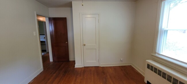 Building Photo - Brick ranch in Southside with large privat...