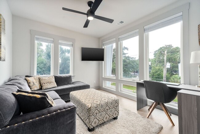 Building Photo - Elevated Lowcountry House!