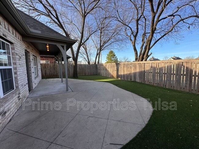 Building Photo - 528 North Willow Pl W