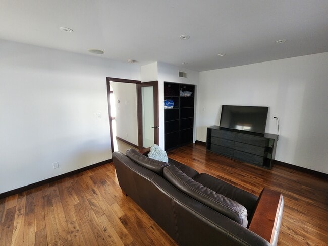 Bottom bedroom - 4440 Katherine Ave