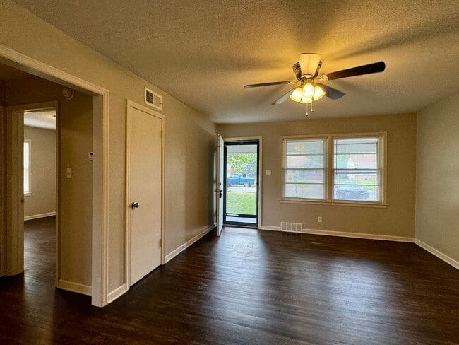 Building Photo - 2 Bedroom 1 Bathroom House