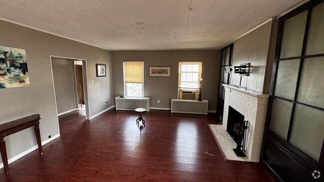 Building Photo - 1843 Hertel Ave