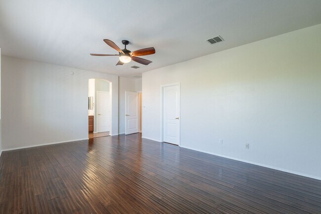 Building Photo - Bright, Spacious Riverside Crossing Retrea...