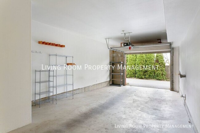 Building Photo - Large Private Townhouse in Johns Landing!