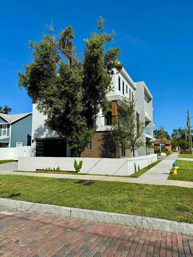 Building Photo - 2402 N Ola Ave