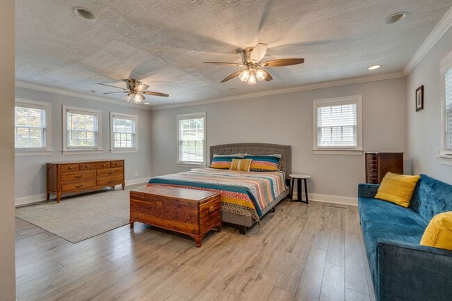Building Photo - 4 Bedroom / 4 Bath Home for Rent! Kingspor...