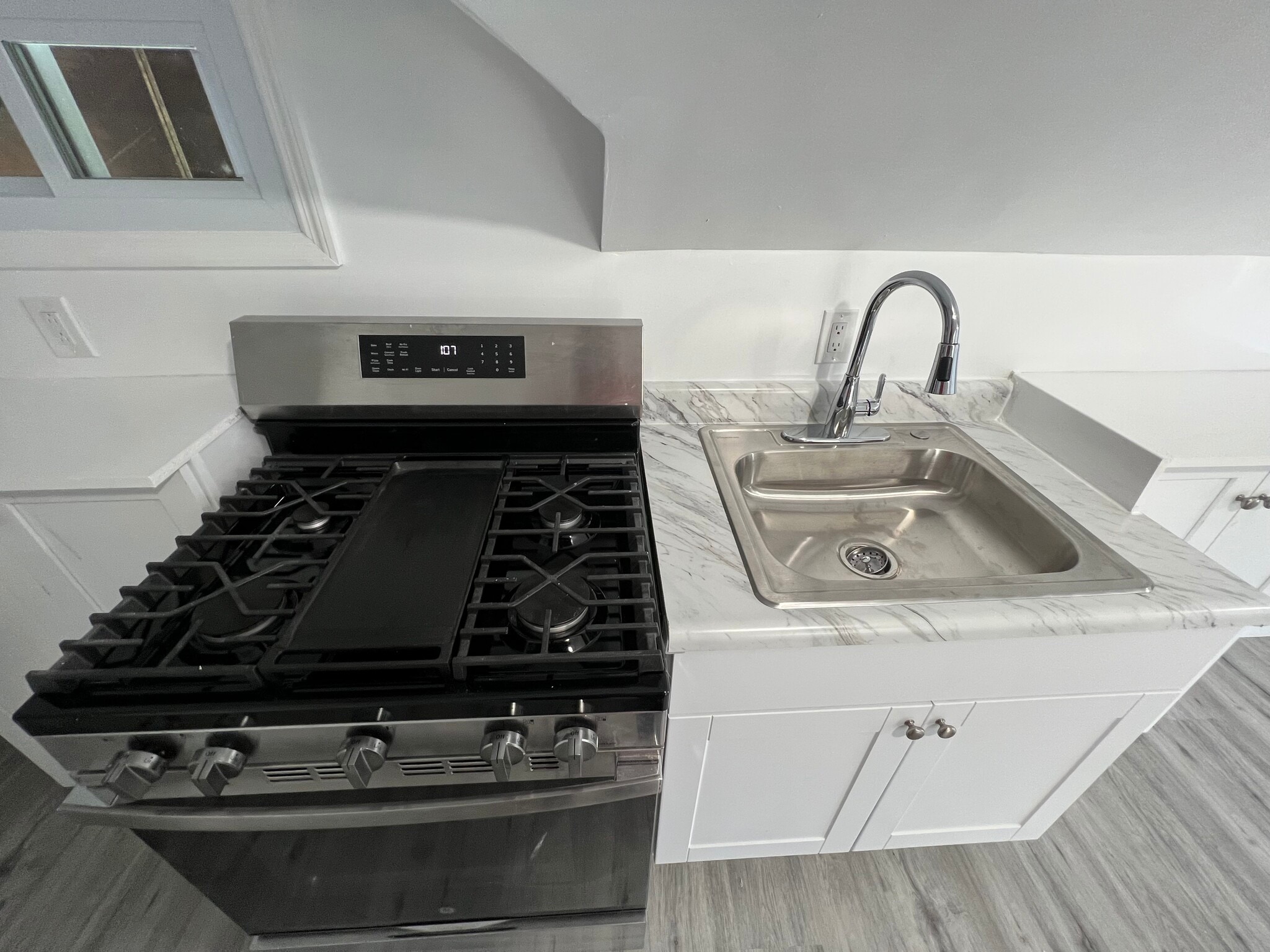 Building Photo - 1341 E 2nd St