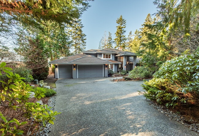 Building Photo - Beautiful Custom Home Overlooking Sequim Bay