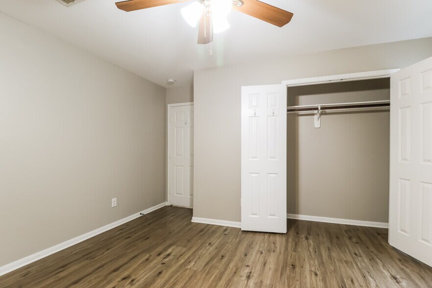 Building Photo - 2815 Lexington Park Dr