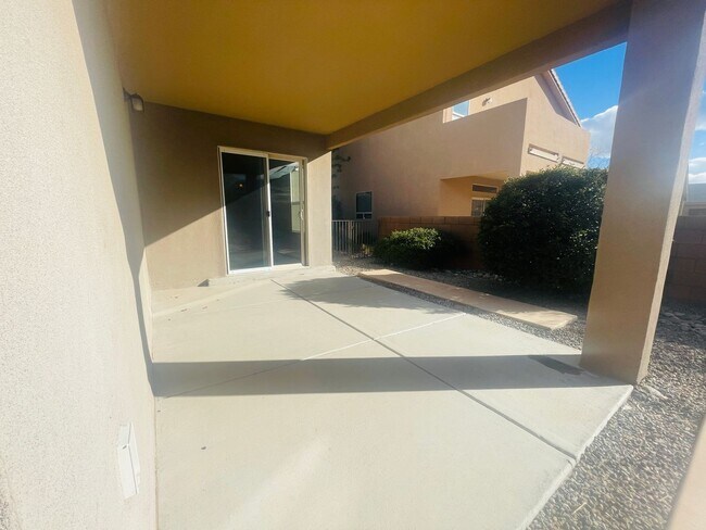 Building Photo - 4 bed 2 bath home in Huning Ranch.