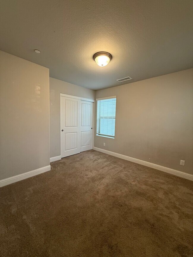 Building Photo - Charming 3-Bedroom Home in Family-Friendly 93727 Neighborhood