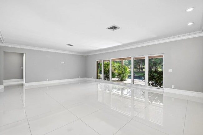 Building Photo - 417 N Country Club Dr