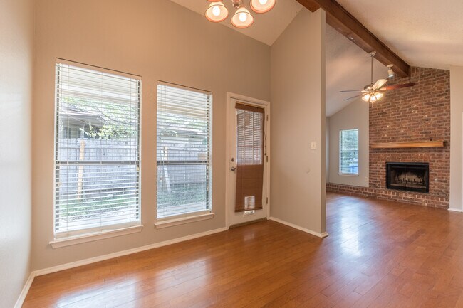 Building Photo - Charming 2-Bedroom, 2-Bath Townhouse in Pflugerville!