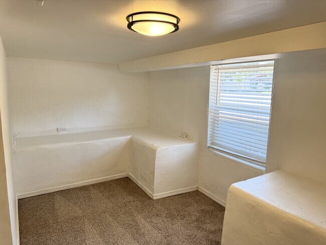 Building Photo - "Charming 2-Bed Apartment with ALL UTILITI...