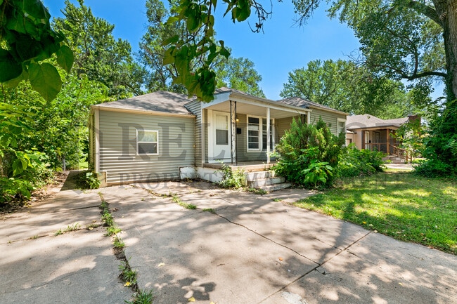 Building Photo - 2146 S Crestway St