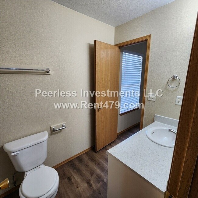 Building Photo - 844 Lariat St