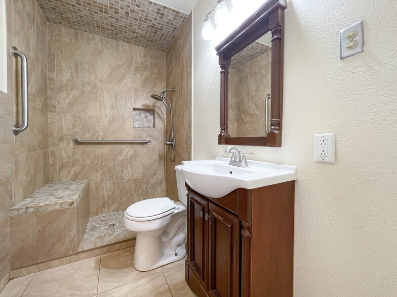 Building Photo - 1306 W 11th St