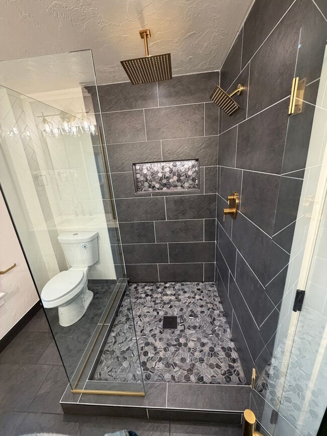 Building Photo - WAL2 - FULLY renovated 3 bed 1.5 bath on OAKWAY!