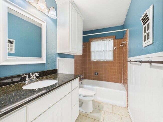 Building Photo - 1402 Village Dr