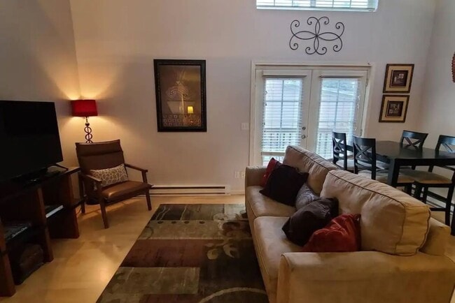 Building Photo - Centrally Located Townhouse – Near to South Perry, Quick Drive to Gonzaga!