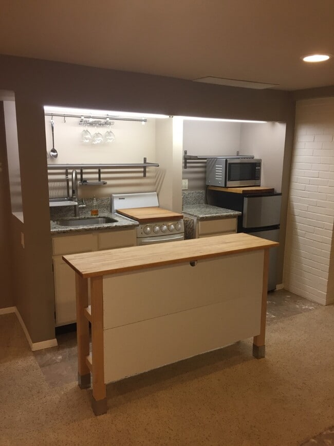 Kitchenette does not show new, full-sized ice box - 3140 SW Westwood Dr