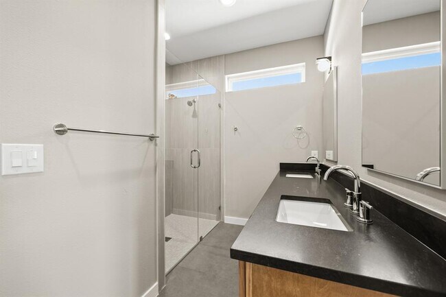 Building Photo - 4801 Sara Dr