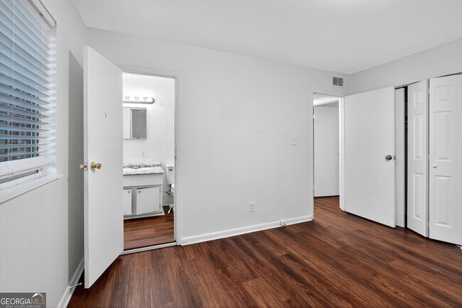 Building Photo - 2510 Peachwood Cir NE