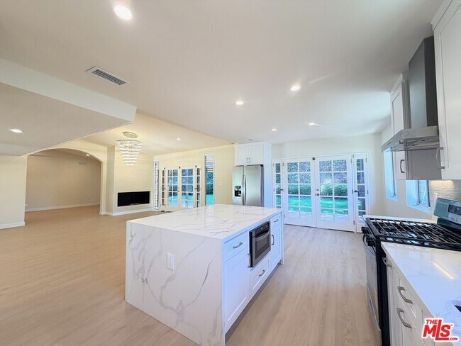 Building Photo - 2000 San Ysidro Dr